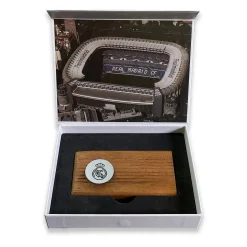 Pursuit 3 Vuelta Al Cole|Memorabilia*Pieza Vestuario Estadio Santiago Bernabéu – Madera Marrón