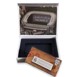 Pursuit 3 Vuelta Al Cole|Memorabilia*Pieza Vestuario Estadio Santiago Bernabéu – Madera Marrón
