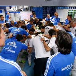 Pursuit 3 Vuelta Al Cole|Memorabilia*Pieza Vestuario Estadio Santiago Bernabéu – Madera Marrón