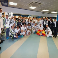 Pursuit 3 Vuelta Al Cole|Memorabilia*Pieza Vestuario Estadio Santiago Bernabéu – Madera Blanca