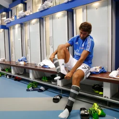 Pursuit 3 Vuelta Al Cole|Memorabilia*Pieza Vestuario Estadio Santiago Bernabéu – Madera Blanca